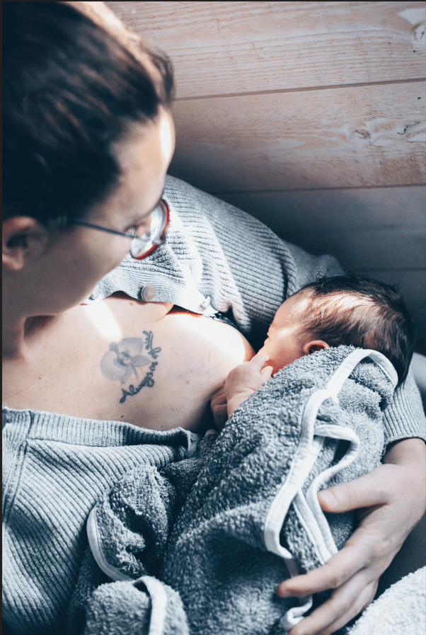 Une parenthèse au creux du bain...maman et bébé se retrouvent Une parenthèse au creux du bain...maman et bébé se retrouvent