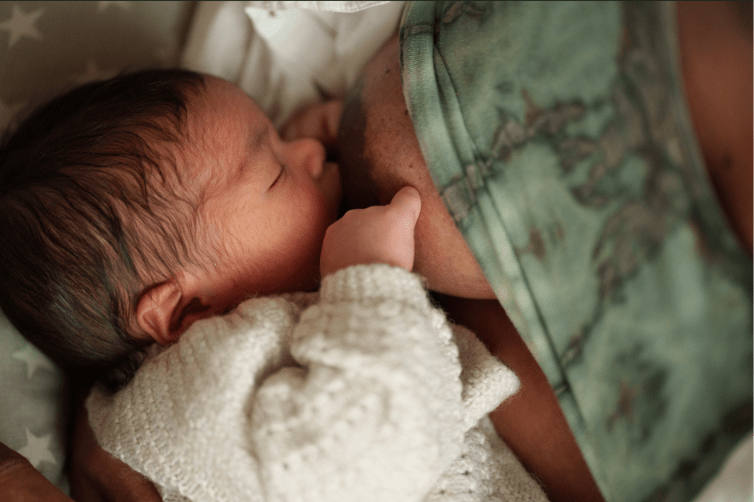 Une parenthèse au creux du bain...maman et bébé se retrouvent Une parenthèse au creux du bain...maman et bébé se retrouvent